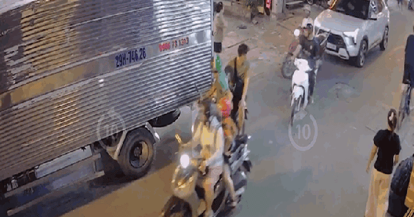 VIDEO: Cô gái điều khiển xế hộp có biểu hiện lạ, gây tai nạn liên hoàn trên phố