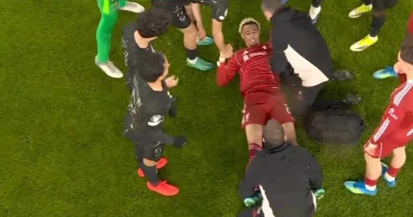 Liverpool “thiệt đơn thiệt kép” ở Champions League