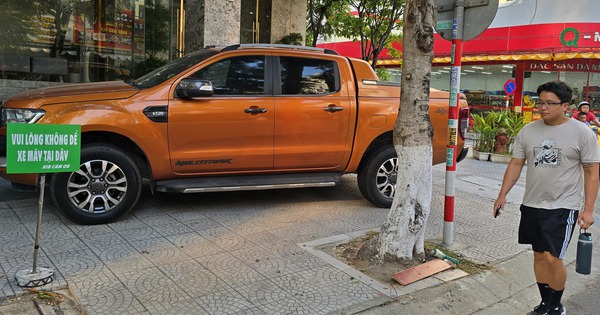 Đà Nẵng: Xe dịch vụ “chiếm” vỉa hè phố du lịch