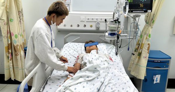 Căn bệnh 100.000 ca mới có 1 người mắc khiến thiếu niên 15 tuổi đột ngột liệt tứ chi