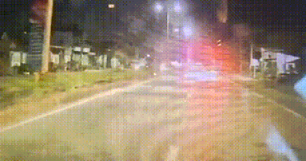 Khoảnh khắc hai tài xế giải cứu bé gái 3 tuổi chạy ra giữa quốc lộ ở TPHCM