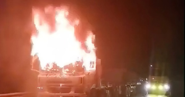 VIDEO: Xe đầu kéo biển số nước ngoài cháy ngùn ngụt trong đêm