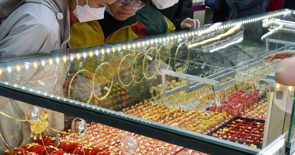 Giá vàng hôm nay, 15-4: Tiếp tục tăng mạnh