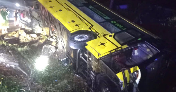 Xe khách lật trên Quốc lộ 14, nhiều người hoảng loạn