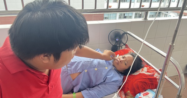 Xót lòng gia cảnh nam sinh lớp 9 bệnh tật, đi bán vé số dạo ở Cần Thơ