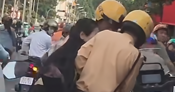 Sự thật video cô gái giật tờ giấy màu xanh từ tay CSGT