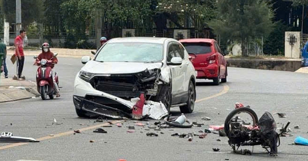 Xe máy rớt bánh sau va chạm với ô tô, một người tử vong tại chỗ