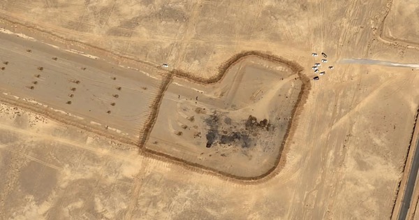 Ảnh vệ tinh hé lộ tàn tích máy bay Mỹ tại đường băng hẻo lánh ở Iran