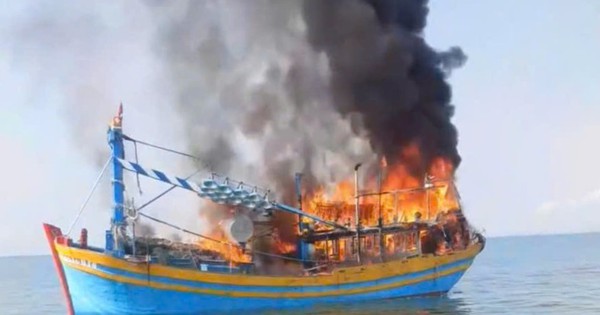 Rò rỉ bình gas, tàu cá công suất lớn bốc cháy ngùn ngụt khi neo đậu