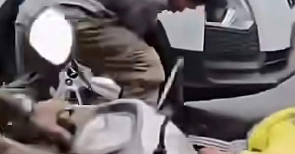 Tài xế xe ôm công nghệ bị co giật trên đường ở TPHCM suýt bị ô tô cán qua người