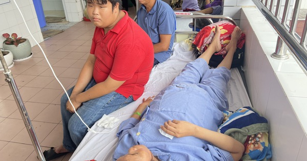 "Xót lòng gia cảnh nam sinh lớp 9 bệnh tật, đi bán vé số dạo ở Cần Thơ": Lay động nhiều người