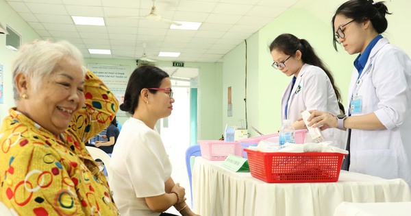 Người bệnh BHYT mua thuốc bên ngoài, bệnh viện bị trừ tiền