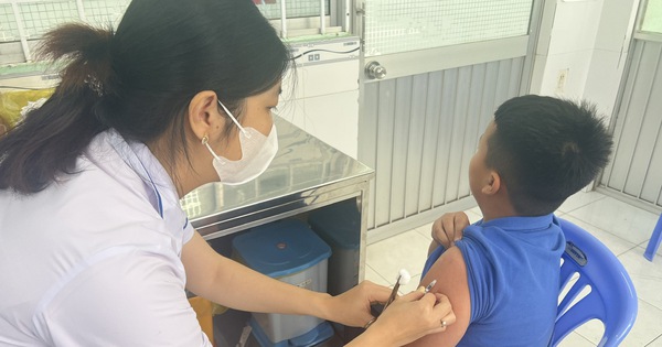 Người miền Tây ùn ùn đưa con đi tiêm vắc-xin phòng viêm não mô cầu