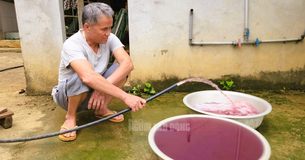 Nước giếng khoan nhà dân đổi màu tím, bốc mùi hôi thối bất thường