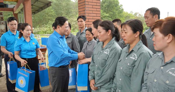 Chủ tịch Tổng LĐLĐ Việt Nam thăm, tặng quà người lao động tại Thái Nguyên