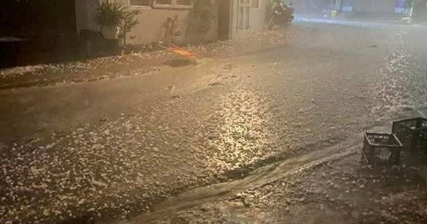 VIDEO: Mưa đá to bằng nắm tay, nhiều tài sản, nhà dân bị hư hỏng