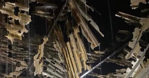 VIDEO: Mưa đá to bằng nắm tay xuyên thủng mái tôn, kính ô tô làm nhiều người bị thương