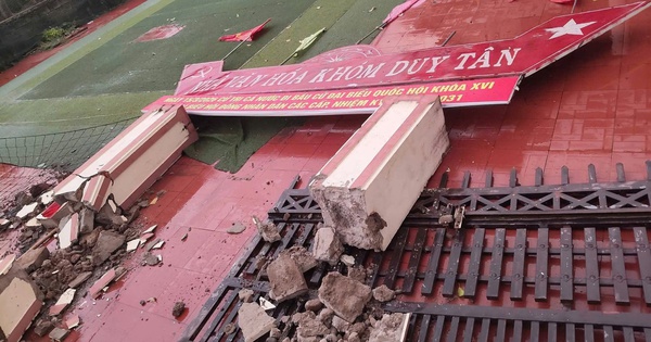 Lốc xoáy quật sập cổng nhà văn hoá, nhiều nhà dân tốc mái