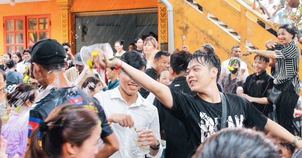 TPHCM: Hàng ngàn người đổ về chùa Chantarangsay tắm Phật, té nước cầu an