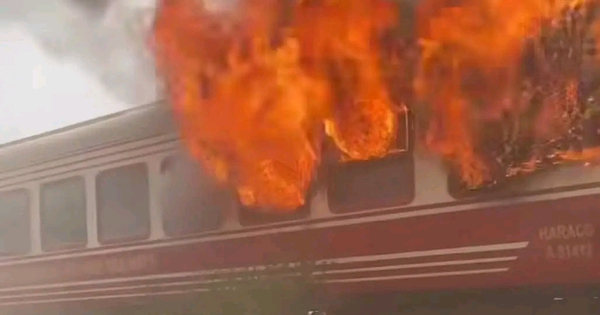 Tàu hỏa chở khách tuyến Hà Nội - Hải Phòng đang chạy bất ngờ bốc cháy dữ dội