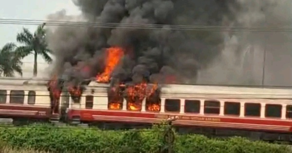 Tàu hỏa chở khách tuyến Hà Nội - Hải Phòng đang chạy bất ngờ bốc cháy dữ dội