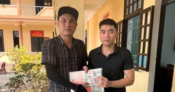 Bất ngờ thấy chiếc cặp ven đường, bên trong là 350 triệu đồng