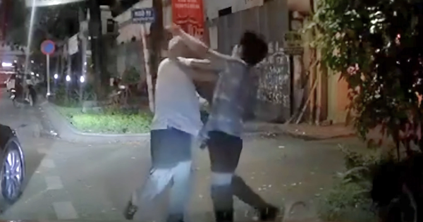 Tài xế Mercedes bị tố tạt đầu, đấm tài xế taxi