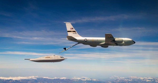 Máy bay ném bom tàng hình mới của Mỹ lần đầu “tung cánh”