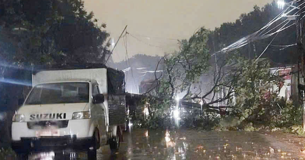 Dông lốc, mưa đá làm 1 người chết, hơn 1.000 nhà hư hỏng