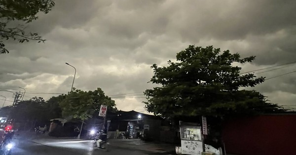 Chuyên gia nói gì về bầu trời bỗng tối sầm vào sáng nay 17-4 ở Hà Nội?
