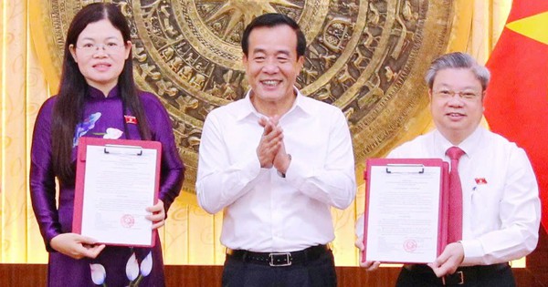 Trao Nghị quyết phê chuẩn Phó trưởng Đoàn Đại biểu Quốc hội tỉnh Thanh Hóa