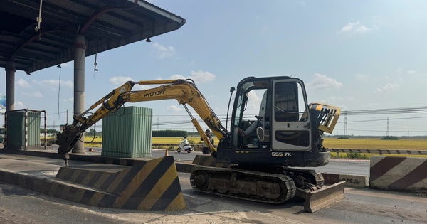 Cận cảnh tháo dỡ 2 trạm phí "bỏ hoang" trên Quốc lộ 51 sau nhiều năm tranh cãi