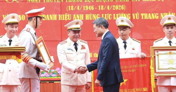 Giám đốc Công an TP Hà Nội Nguyễn Thanh Tùng nhận danh hiệu Anh hùng Lực lượng vũ trang nhân dân