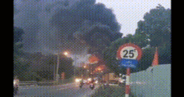 Cháy dữ dội nhà xưởng phía sau cây xăng ở phường Tân Hiệp, TPHCM