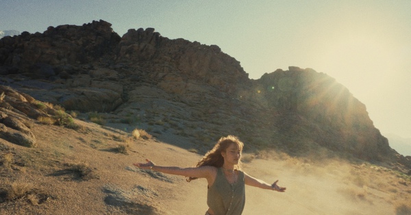 Mặt trời cô độc của Đông Nhi