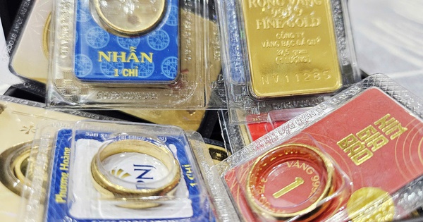 Giá vàng miếng SJC và vàng nhẫn rút nhanh cách biệt với giá thế giới