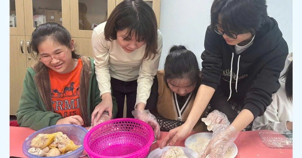 Cô gái khiếm thị thắp sáng cuộc đời bằng tiếng hát