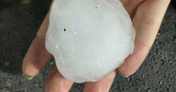 Mưa đá, dông lốc xuất hiện ở một số xã, phường trung tâm tỉnh Thanh Hóa