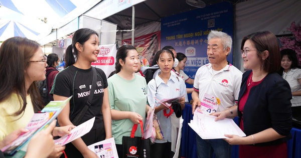 Sôi động ngày hội việc làm của Trường Đại học Thủ Dầu Một