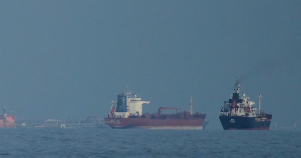 Hải quân Iran nổ súng ở eo biển Hormuz