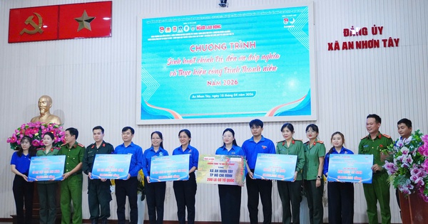 Báo Người Lao Động trao tặng 200 lá cờ Tổ quốc cho người dân xã An Nhơn Tây