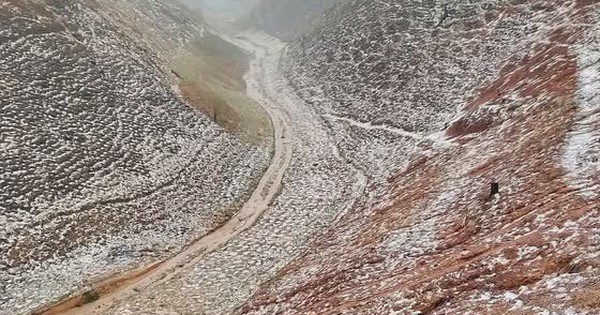 VIDEO: Mưa đá phủ trắng đồi núi