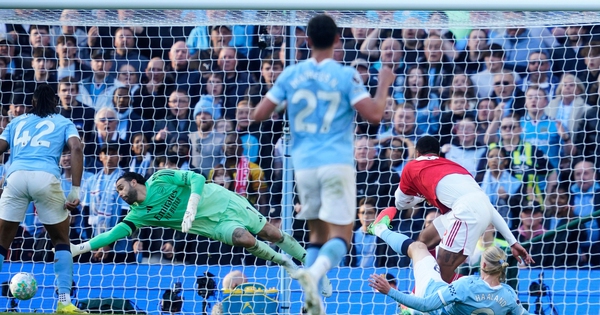 Manchester City phả hơi nóng vào gáy Arsenal sau chiến thắng nghẹt thở