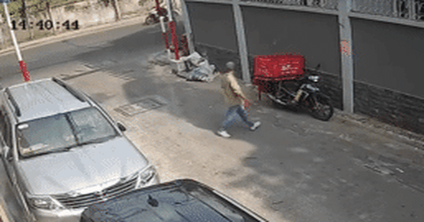 Clip người đàn ông đi vào hẻm ở TPHCM và rời đi trên chiếc xe của nam shipper