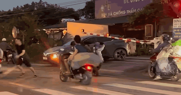 Ô tô bị tàu hoả tông, nam tài xế bung cửa chạy thoát nạn trong gang tấc