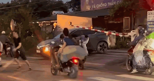 Ô tô bị tàu hoả tông, nam tài xế bung cửa chạy thoát nạn trong gang tấc