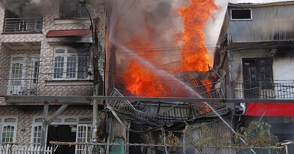 Cháy lớn thiêu rụi ngôi nhà ven suối ở Đà Lạt