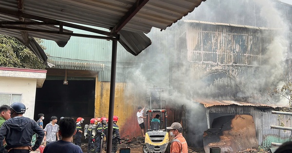 Cháy lớn ở TPHCM, khói đen cuồn cuộn kèm tiếng nổ
