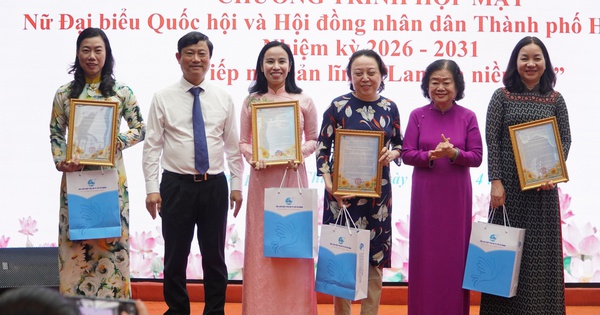 Nữ đại biểu khi đi tiếp xúc cử tri đừng ăn mặc lòe loẹt; phát biểu vừa phải, dễ nghe