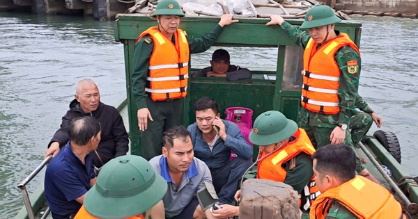 Tàu chở cát chìm trên biển, 5 người trên tàu được cứu kịp thời